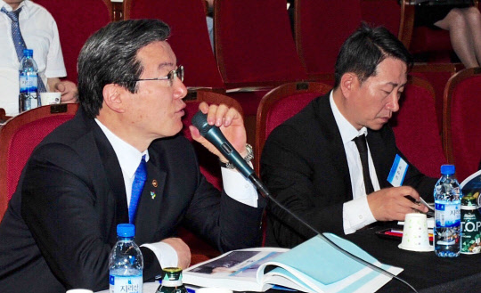 주영섭 중소기업청장이 1일 경남 창원대학교에서 열린 '찾아가는 투자 IR(투자설명회)'에 참석해 IR 피칭을 하고 있다.   중소기업청 제공